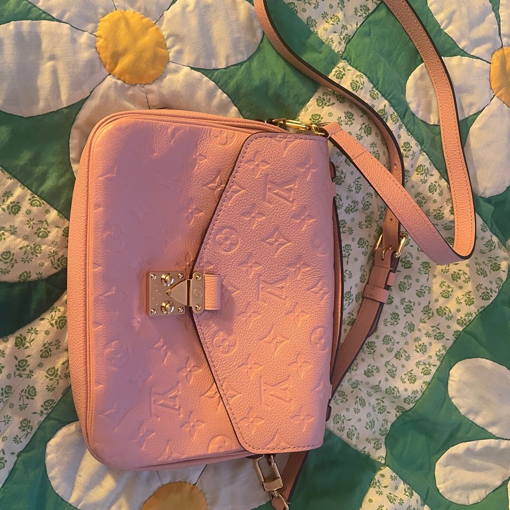 Louis Vuitton Pink Crossbody Bag with Gold Accents. Pochette Métis